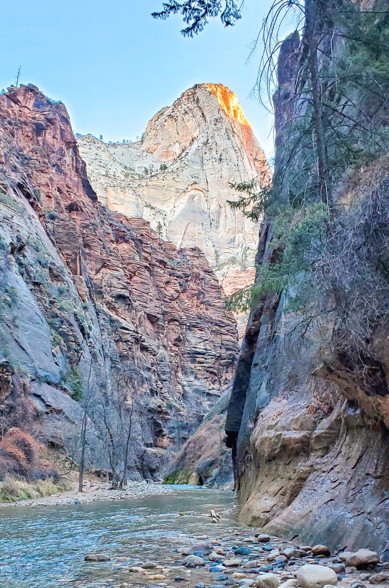 hiking-narrows-in-winter