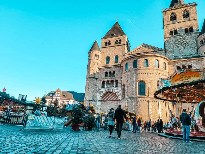 A view of the markets in Domfreihof square, with the massive Trier cathedral in the background.