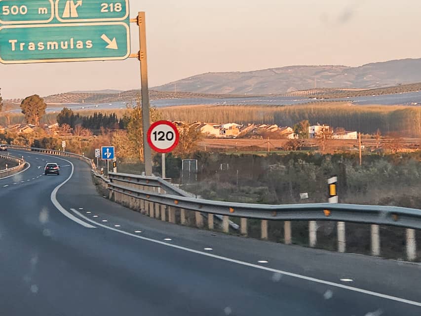 A Spanish speed limit sign. A white circle with number surrounded by a red circle.