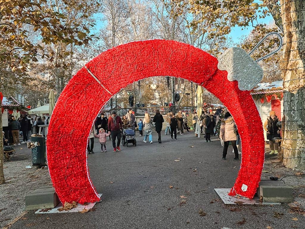 A red arch leading into the market that is shaped like an ornament.